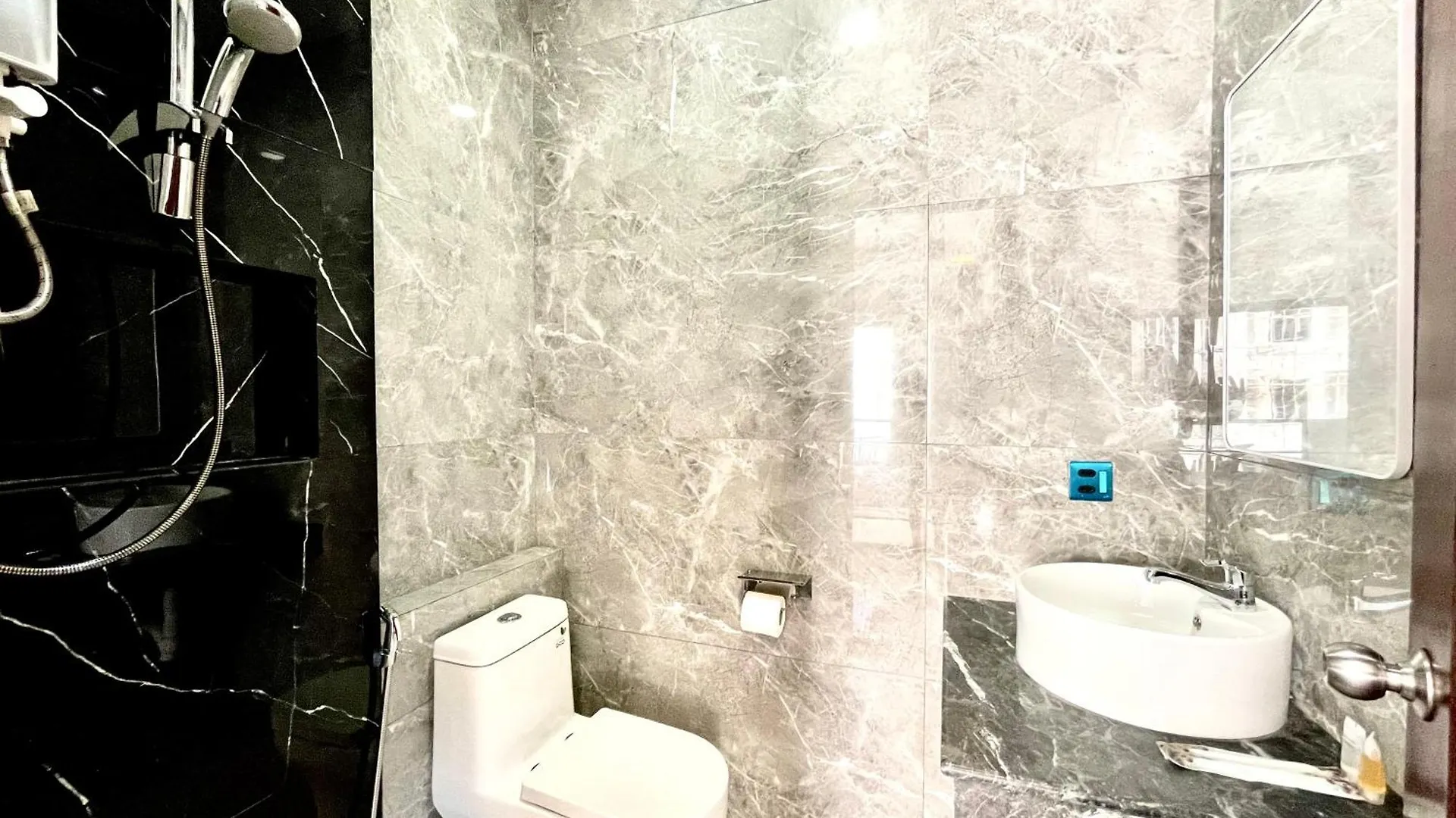 Sky Hotel Sihanoukville - Rooms And Apartments - Free Laundry